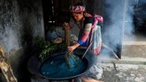 FOTO: Melawan Perdagangan Manusia dengan Tenun Untuk menghilangkan trauma dan cemooh akibat anggota keluarga yang diculik untuk perdagangan manusia di Vietnam, koperasi tenun pun diberdayakan.
