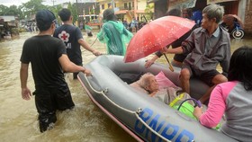 Banjir, Warga Maros Sulawesi Selatan Mengungsi di Masjid