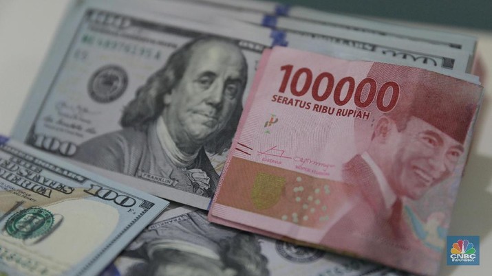 Ilustrasi Rupiah dan Dolar di Bank Mandiri