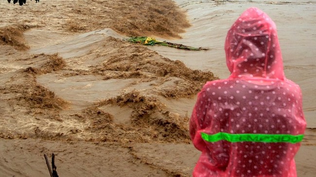 Dua jembatan di Gowa terputus, yakni Jembatan Jenelata di Desa Moncongloe dan Jembatan Dusun Limoa menghambat petugas SAR mengakses lokasi banjir dan longsor.