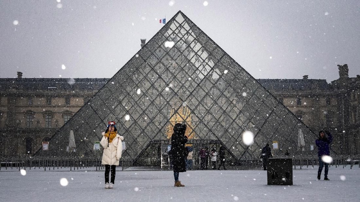 FOTO: Paris Diguyur Salju