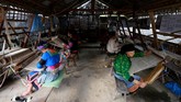 FOTO: Melawan Perdagangan Manusia dengan Tenun Untuk menghilangkan trauma dan cemooh akibat anggota keluarga yang diculik untuk perdagangan manusia di Vietnam, koperasi tenun pun diberdayakan.
