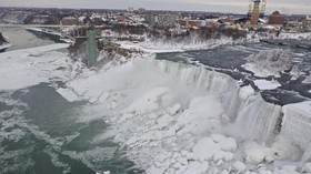 Air Terjun Niagara Membeku Karena Cuaca Ekstrem