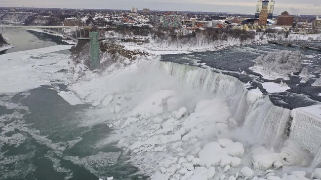 Cuaca dingin ekstrem yang melanda Amerika Serikat dan sekitarnya membuat Air Terjun Niagara di perbatasan dengan Kanada membeku.