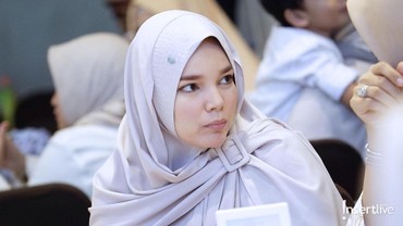 Renungkan Ramadhan Karena Corona, Dewi Sandra Ingin Khatam Al Quran