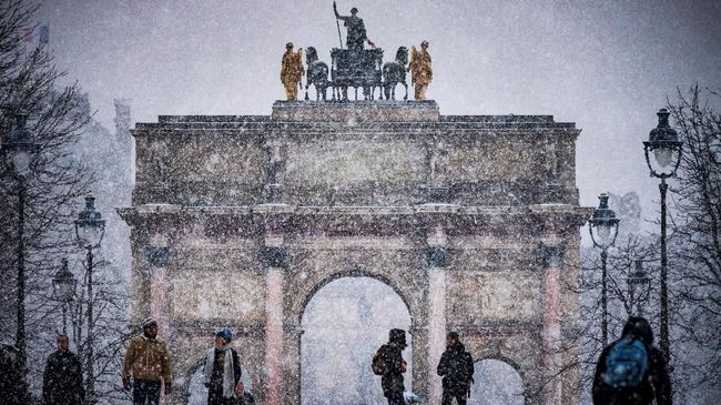 Kota Paris, yang setiap tahunnya dikunjungi 40 juta turis mancanegara, dinobatkan sebagai kota terindah di dunia pada tahun ini.