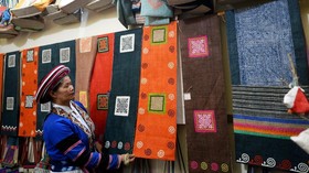 FOTO: Melawan Perdagangan Manusia dengan Tenun