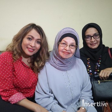 Rieka Roeslan Rayakan HUT 49 Bareng Keluarga & Rilis Single