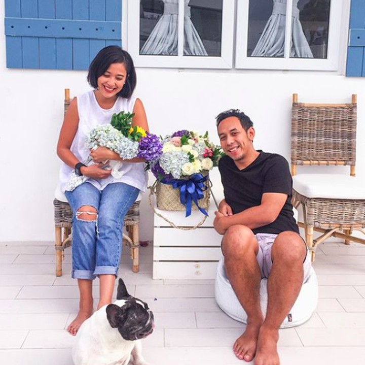 <p>Quality time sama anjing peliharaan tersayang, cute juga lho Bunda. (Foto: Instagram/ @sophienavita)   </p>