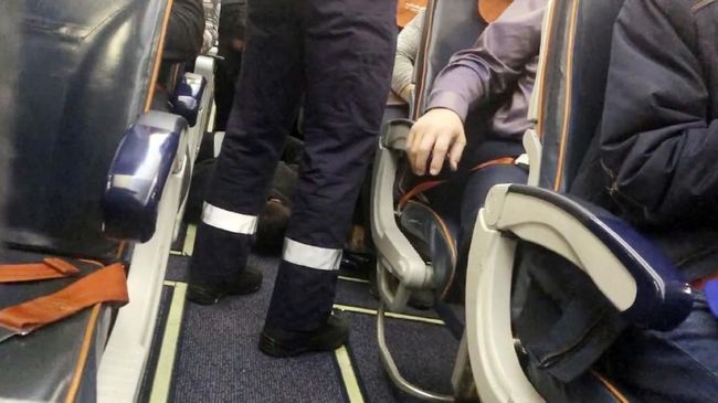 Seorang pria Rusia yang sedang mabuk sempat menebar kepanikan ketika mencoba membajak satu pesawat hingga terpaksa mendarat darurat di Siberia, Selasa (22/1).