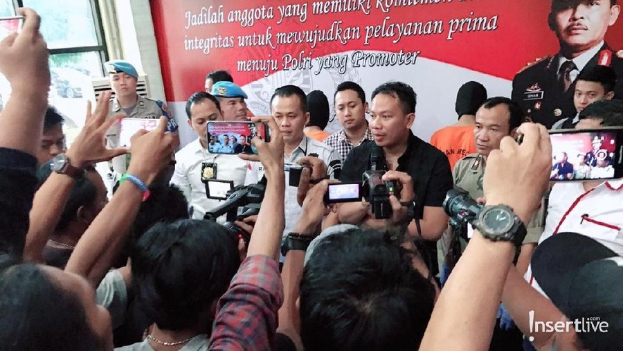 Pelaku pengeroyokan adik laki-laki Vicky Prasetyo, Herbowo Darminto, akhirnya berhasil ditangkap kepolisian Metro Bekasi.