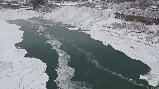FOTO: Kala Niagara Membeku