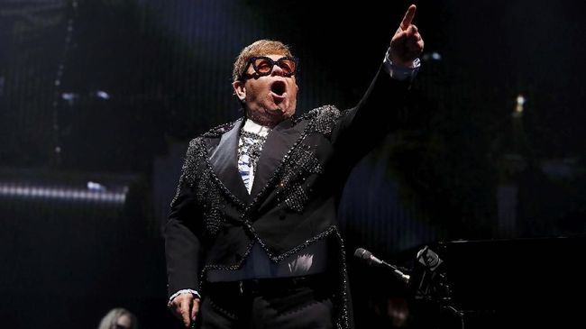 Elton John pasang badan membela Pangeran Harry dan Meghan Markle yang menjadi bahan kritik karena menggunakan jet pribadi untuk ke Prancis pekan lalu.