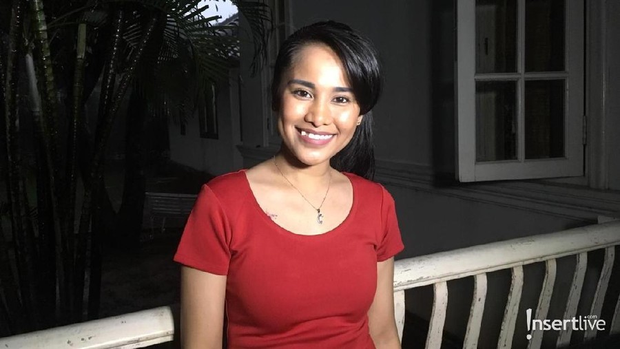Betah Menjanda, Chika Waode: Nikmati Saja Chika Waode masih enggan memulai hubungan asmara. Ia masih menyibukan diri dengan bekerja dan mengurus anak.