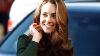 7 Potret OOTD Kate Middleton dengan Midi Dress, Anggun Banget Bun