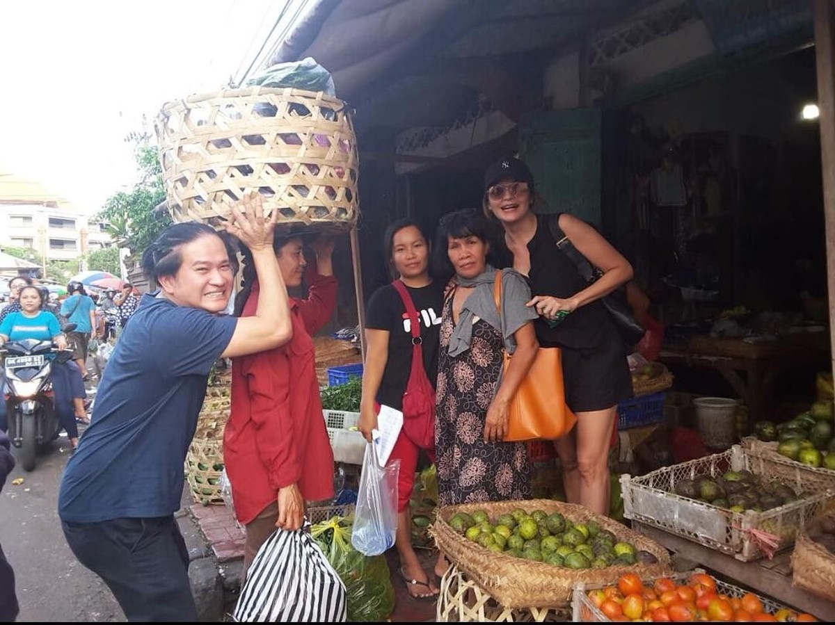 Membuka usaha rumah makan berkonsep tradisional di Bali&comma; Tamara Bleszynski turun langsung membeli bahan-bahan olahan ke pasar tradisional&period; Gimana ya gayanya&quest;&period;