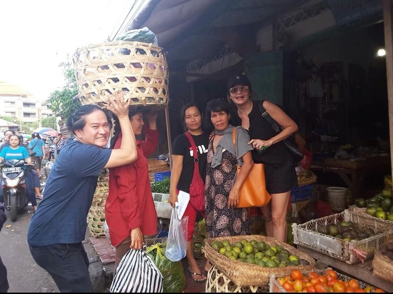 Membuka usaha rumah makan berkonsep tradisional di Bali, Tamara Bleszynski turun langsung membeli bahan-bahan olahan ke pasar tradisional. Gimana ya gayanya?.