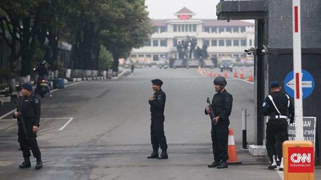 Pengacara mahasiswa Papua, Michael Himan mengaku kerap dipersulit untuk menemui kliennya yang dipenjara di Mako Brimob dalam kasus pengibaran Bintang Kejora.