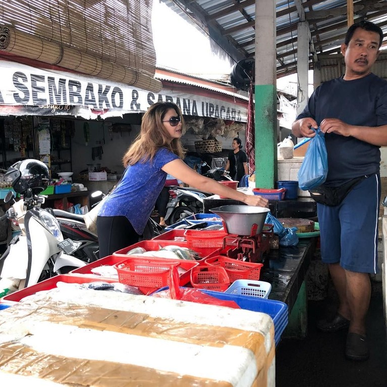 6 Pesona Tamara Bleszynski di Pasar Tradisional Membuka usaha rumah makan berkonsep tradisional di Bali, Tamara Bleszynski turun langsung membeli bahan-bahan olahan ke pasar tradisional. Gimana ya gayanya?.