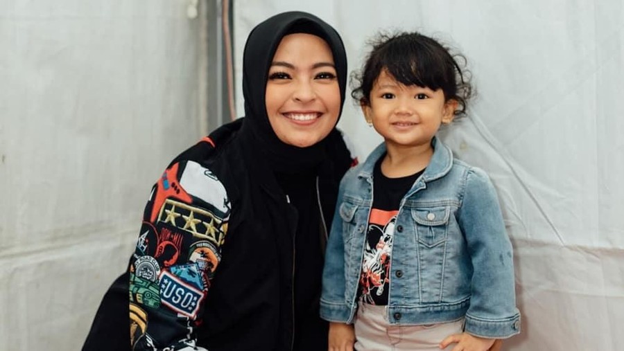 Tantri Kotak lewat unggahan Instagramnya terlihat berduet dengan sang buah hati, Karanada. Seperti apa ya keseruannya?.