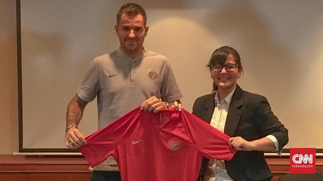 Pelatih Timnas Indonesia, Simon McMenemy, ditargetkan membawa Skuat Garuda meraih gelar juara di Piala AFF 2020 dan naik peringkat di FIFA.