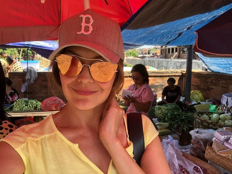 6 Pesona Tamara Bleszynski di Pasar Tradisional Membuka usaha rumah makan berkonsep tradisional di Bali, Tamara Bleszynski turun langsung membeli bahan-bahan olahan ke pasar tradisional. Gimana ya gayanya?.