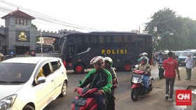 Jelang Ahok Bebas, Lalu Lintas di Depan Mako Brimob Padat