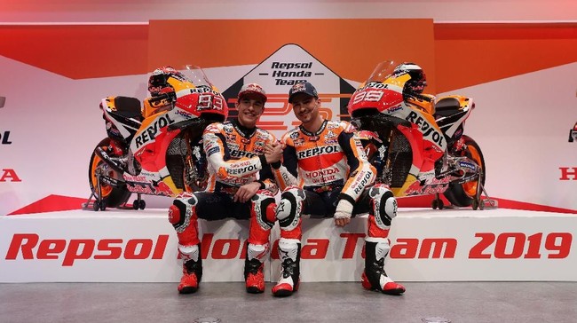 Pergelangan tangan kiri Jorge Lorenzo masih dibebat perban di peluncuran tim Repsol Honda, Rabu (23/1) di Madrid, untuk berlaga di MotoGP 2019.