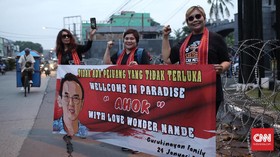 Emak-emak Sambut Ahok Bebas: 'Wellcome in Paradise'