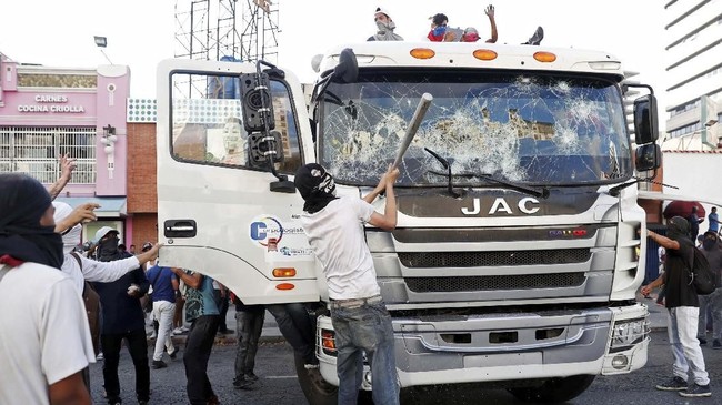 FOTO: Rakyat Venezuela Menuntut Maduro Turun Takhta