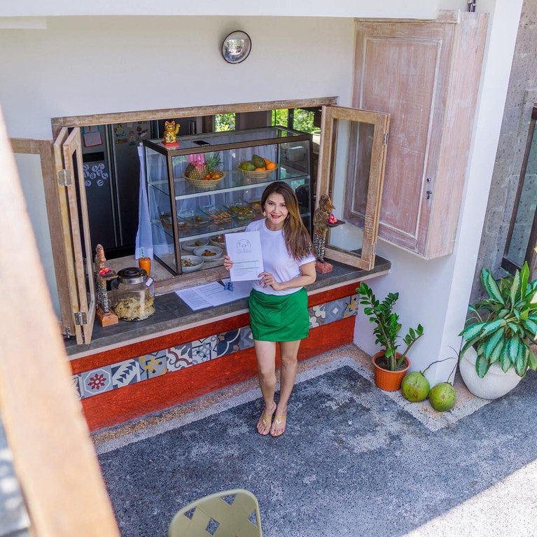 Membuka usaha rumah makan berkonsep tradisional di Bali, Tamara Bleszynski turun langsung membeli bahan-bahan olahan ke pasar tradisional. Gimana ya gayanya?.