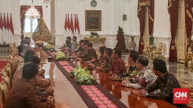 Pedagang beras di Pasar Induk Beras Cipinang meminta Presiden Jokowi tak datang ke pasar mereka karena mengklaim harga beras sudah stabil.