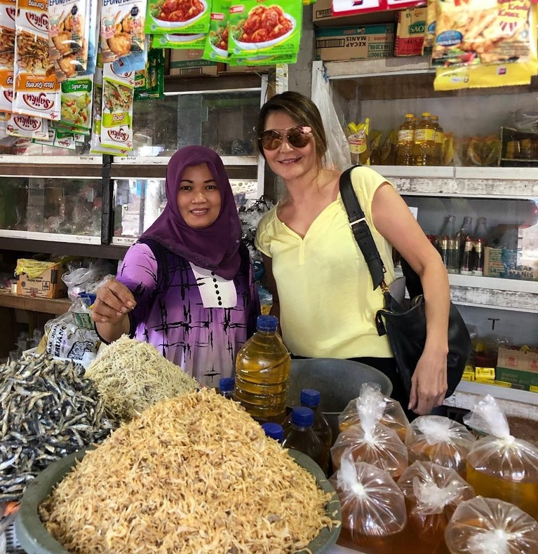 6 Pesona Tamara Bleszynski di Pasar Tradisional Membuka usaha rumah makan berkonsep tradisional di Bali, Tamara Bleszynski turun langsung membeli bahan-bahan olahan ke pasar tradisional. Gimana ya gayanya?.