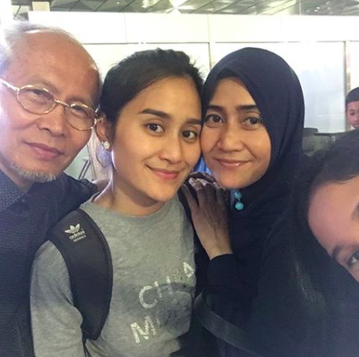 <p>Personel lengkap nih. Ayah, Bunda, Si Kakak dan Si Adik. (Foto: Instagram/ @meidianahutomo)  </p>
