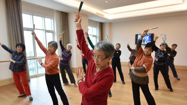 Kondisi tubuh orang lanjut usia mulai melemah. Olahraga untuk lansia bisa jadi cara untuk tetap sehat.
