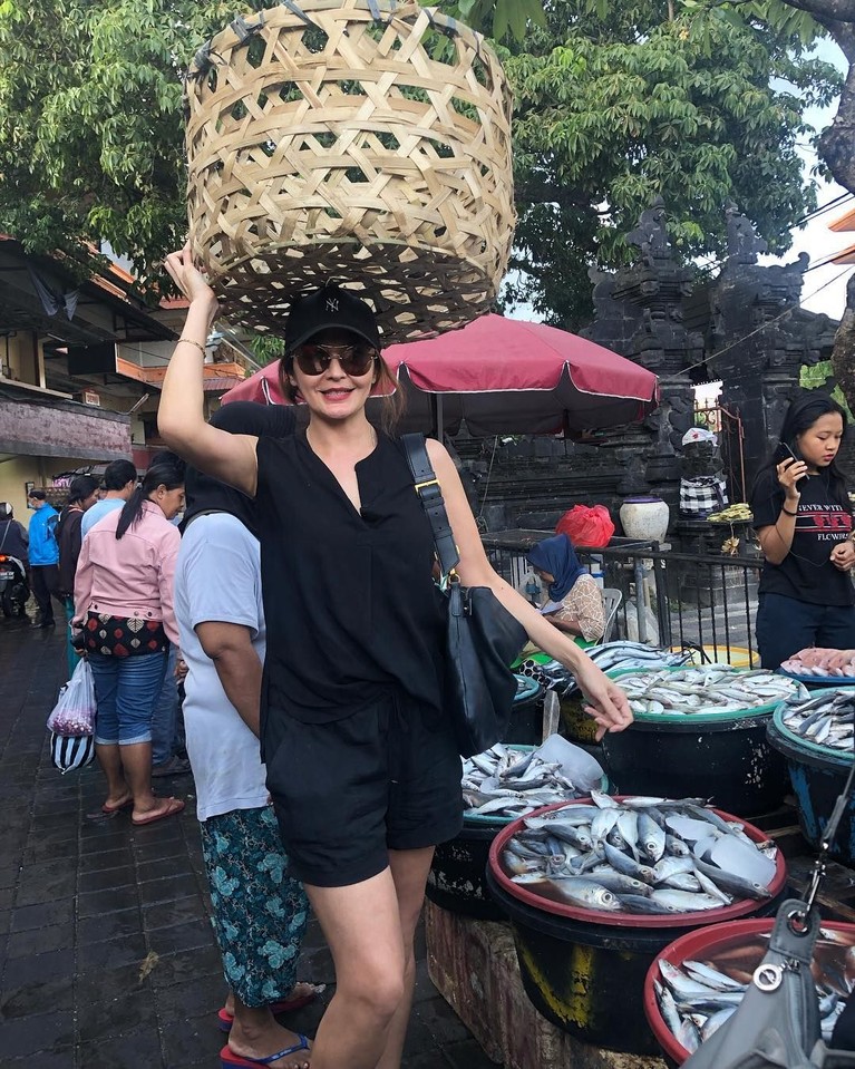 Membuka usaha rumah makan berkonsep tradisional di Bali, Tamara Bleszynski turun langsung membeli bahan-bahan olahan ke pasar tradisional. Gimana ya gayanya?.