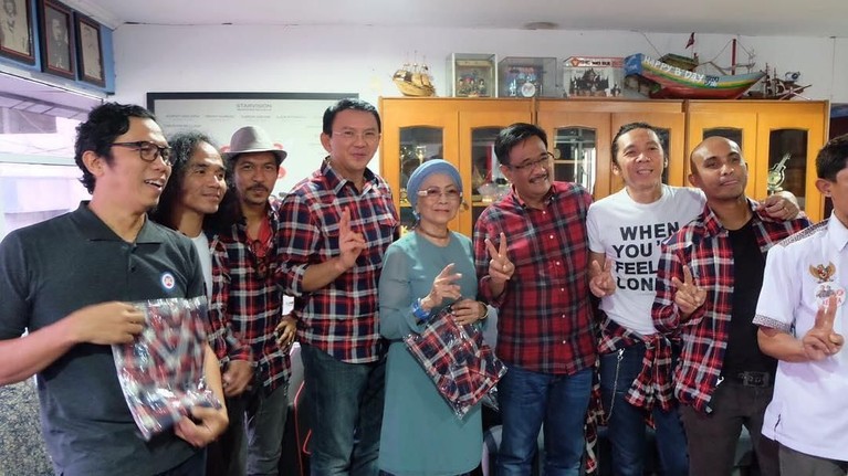Hari ini, Kamis (24/1), Basuki Tjahaja Purnama atau Ahok 'BTP' resmi bebas dari penjara. Berikut enam seleb ini pernah berfoto bersama dengan Ahok.