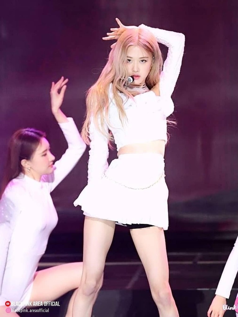 Hadiri acara Gaon Chart Music Awards 2019, BLACKPINK bawa pulang piala Artist of the Year. Berikut enam pesona BLACKPINK saat tampil di ajang tersebut.