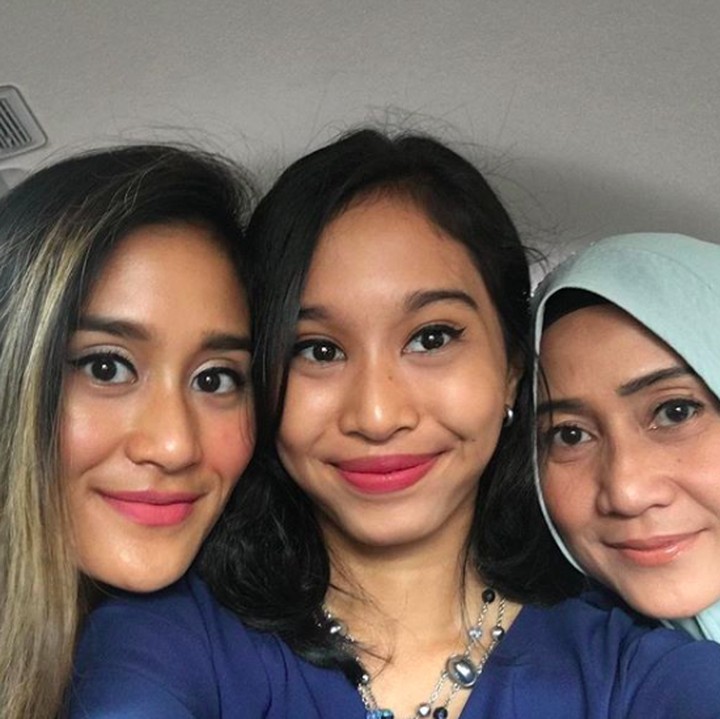 <p>Meidiana, Lula dan Dila seperti sahabat. Adem hati melihat kebersamaan ibu dan anak ini. (Foto: Instagram/ @meidianahutomo)  </p>