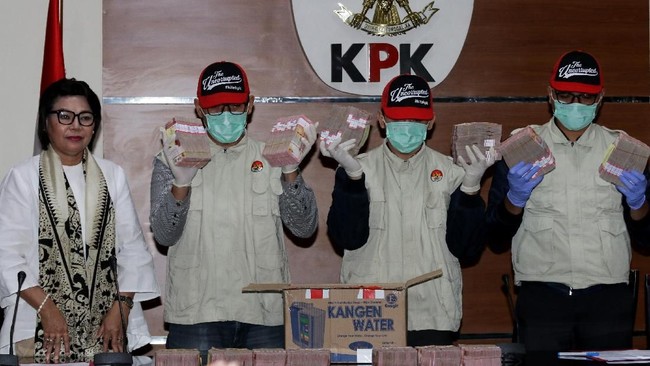 Penggeledahan terkait kasus suap Bupati Mesuji dilakukan selama dua hari di Bandar Lampung dan Mesuji.