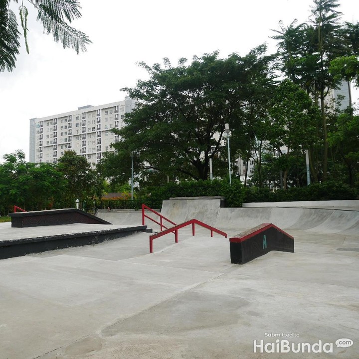 <p>Si kecil suka main skateboard? Tenang, di sini ada arena skateboard juga lho, Bun.</p>