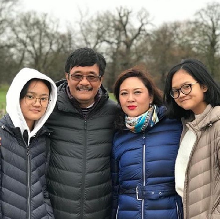 <p>Bersama Hapsa dan Meisya ketika berlibur, di foto ini mereka seperti anak kembar ya? (Foto: Instagram @happydjarot)</p>