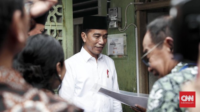 Saat membagikan sertifikat tanah, Presiden Jokowi lagi-lagi meluruskan isu bahwa dirinya bukan PKI dan bukan anti-Islam.