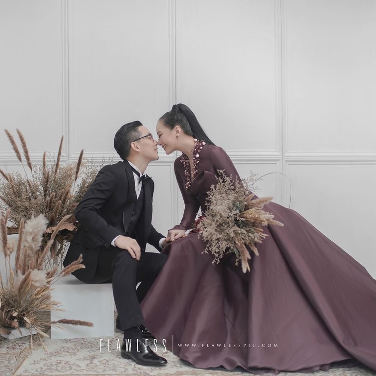 Presenter cantiik, Yuanita Christiani segera melepas masa lajangnya tahun ini. Ia akan menikah dengan sang kekasih yang telah melamarnya pada Juli 2018 lalu.