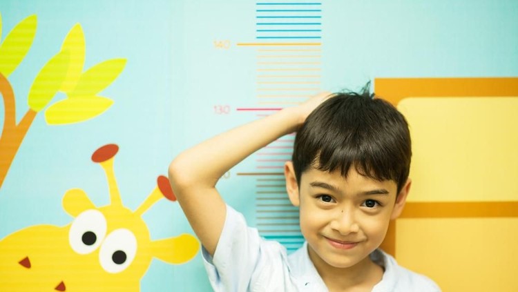 Agar tinggi badan si kecil optimal, coba lakukan 3 hal berikut ya Bunda.