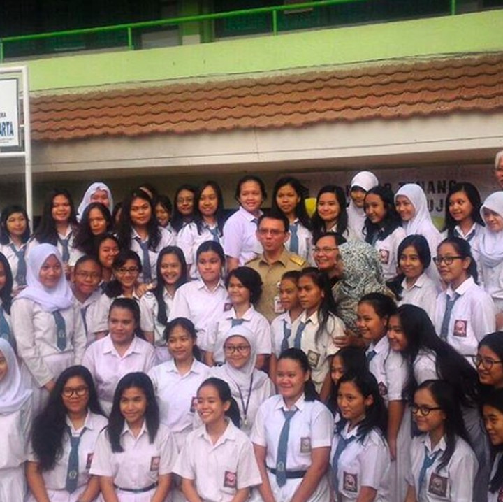 <p>Selain para murid, guru pun ikutan <em>happy</em> saat foto bareng <a href="https://news.detik.com/detiktv/d-4399131/momen-saat-ahok-djarot-reunian" target="_blank">Ahok</a>. (Foto: Instagram/ @basukibtp)</p>