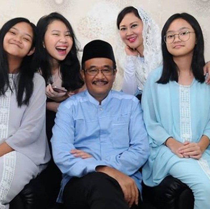 <p><a href="https://news.detik.com/berita/4400025/semalam-ahok-sempat-berkunjung-ke-rumah-oso" target="_blank">Djarot Saiful Hidayat </a>bersama istrinya Happy Djarot dikaruniai tiga anak perempuan yaitu Safira, Hapsa dan Meisya. (Foto: Instagram @djarotsaifulhidayat)</p>