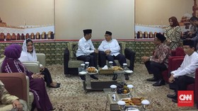 Keliling Bekasi, Jokowi Bagikan 204 Sertifikat Tanah Wakaf