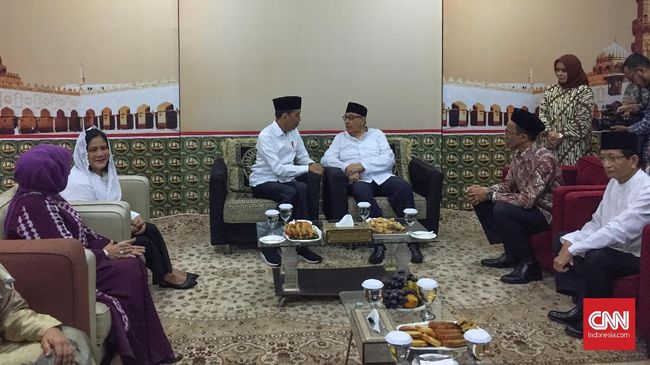 Keliling Bekasi, Jokowi Bagikan 204 Sertifikat Tanah Wakaf Presiden Jokowi mengelilingi Kota Bekasi, Jumat (25/1) siang. Dalam kunjungannya dengan Quraish Shihab, Jokowi menyerahkan 204 sertifikat tanah wakaf.