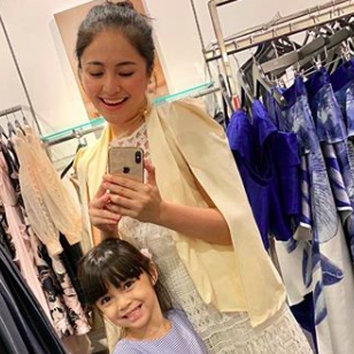 <p>Hmm, bisa dibilang Sienna mewarisi senyum Bunda Marshanda nih. (Foto: Instagram/ @marshanda99)  </p>